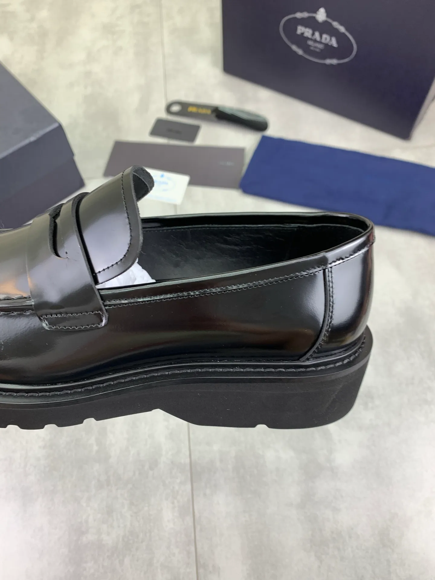 Factory price P880💰Original quality, top version🔱 ＰＲＡＤＡPrada. Men’s business casual leather shoes, top quality products. 1:1 shipment⬆️Luxurious and noble👞All imported original color-brushed edge beads, just to create a more comfortable wearing experience. Upper: Original comfortable open-edge bead rubbed color calfskin➕Top imported water-dyed full cow lining, original high-end lightweight and comfortable TPU foam combination bottom✔️Code number: 39-44 (38 45) 46 47 can be customized)